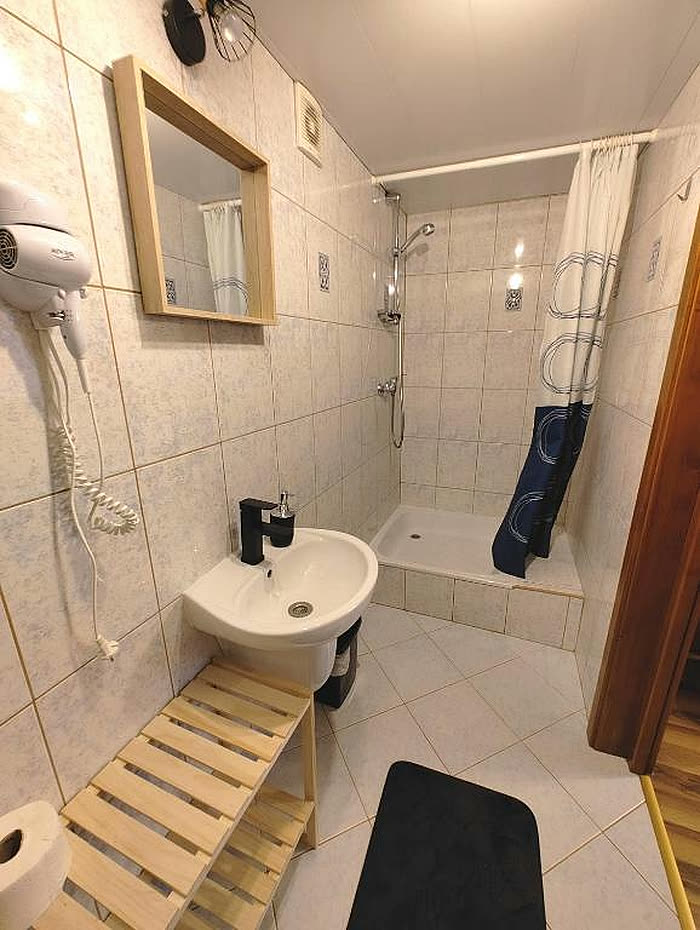 Prywatna łazienka przy pokoju nr 1 — prysznic, umywalka i WC