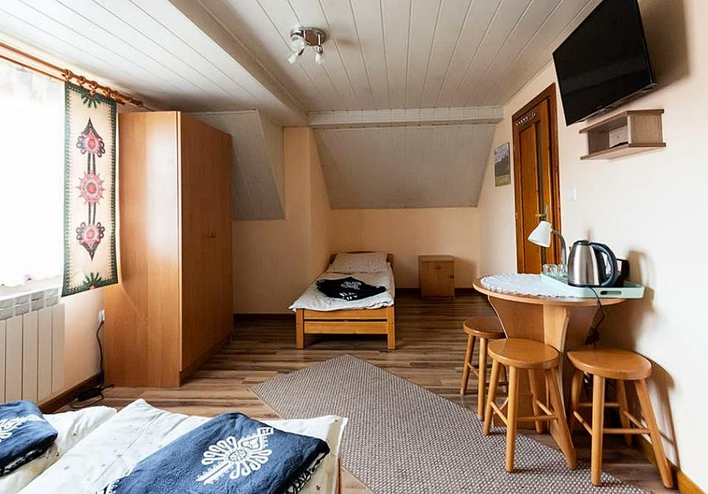 Pokój czteroosobowy nr 1 — cztery łóżka pojedyncze pod skosem poddasza