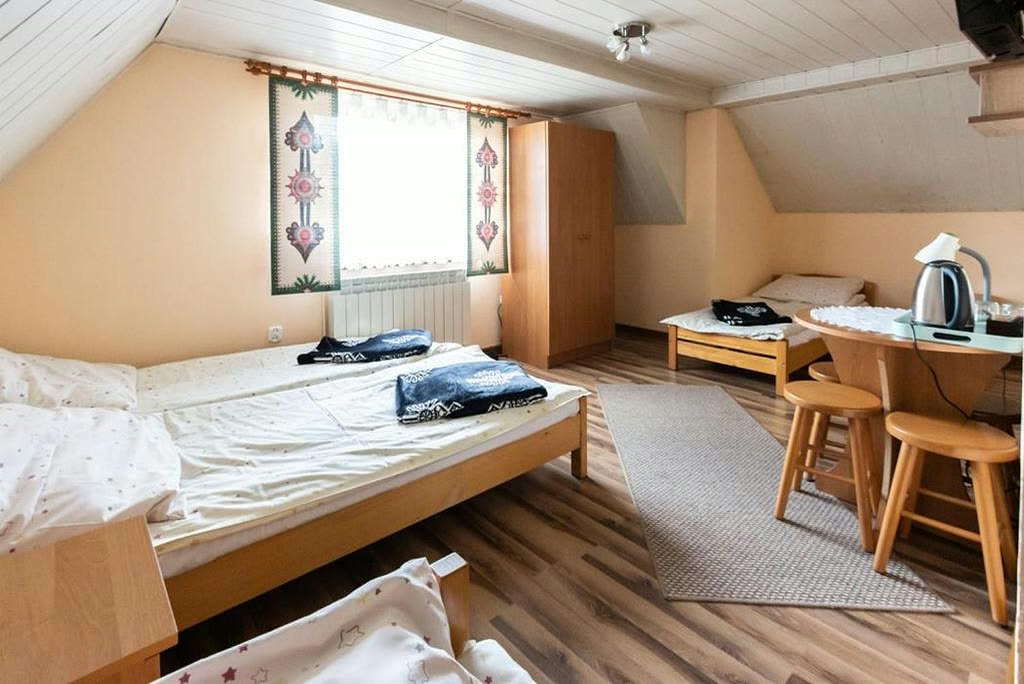 Pokój czteroosobowy nr 1 — stolik z czajnikiem przy oknie