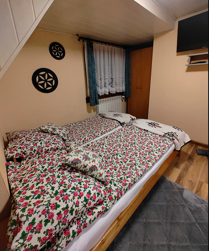 Pokój dwuosobowy nr 2 — widok w stronę okna