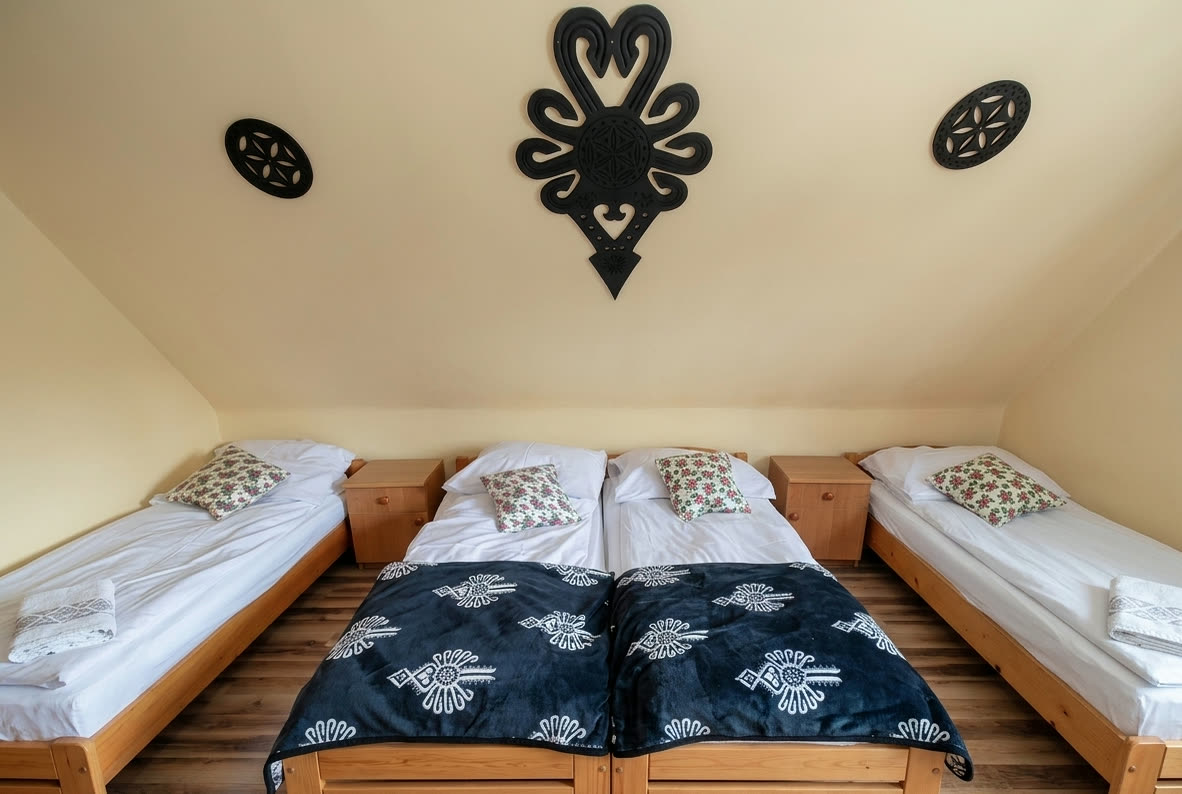 Pokój czteroosobowy nr 3 — cztery łóżka i okno
