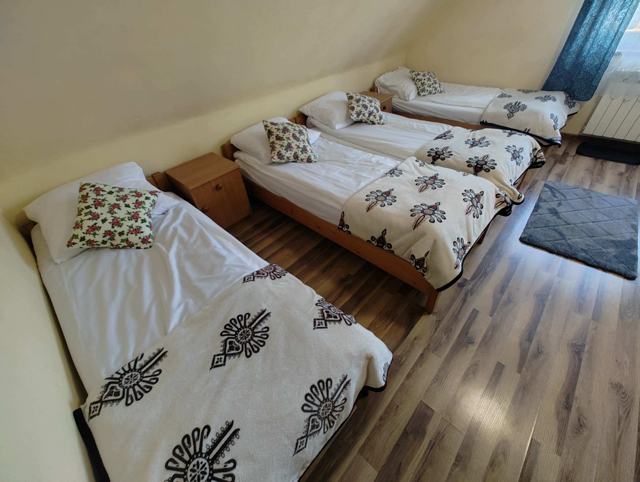 Pokój czteroosobowy nr 3 — widok od strony okna