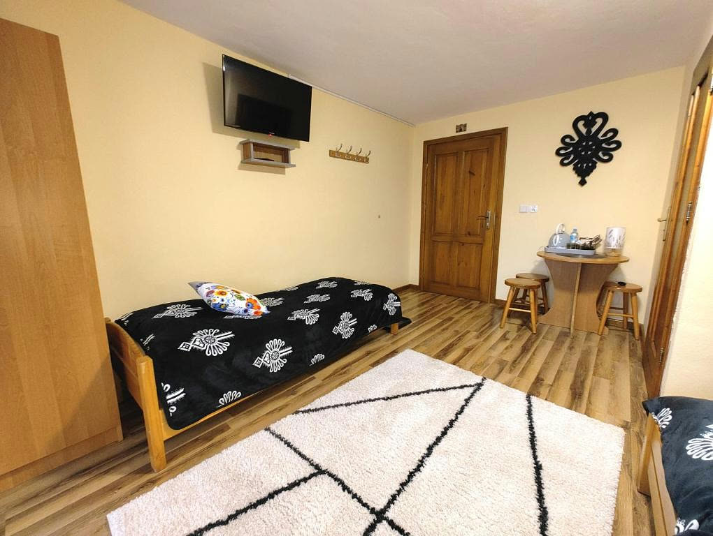 Pokój trzyosobowy nr 4 — widok od strony drzwi