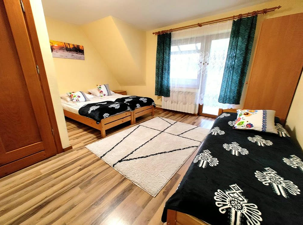 Pokój trzyosobowy nr 4 — okno balkonowe z zieloną zasłoną