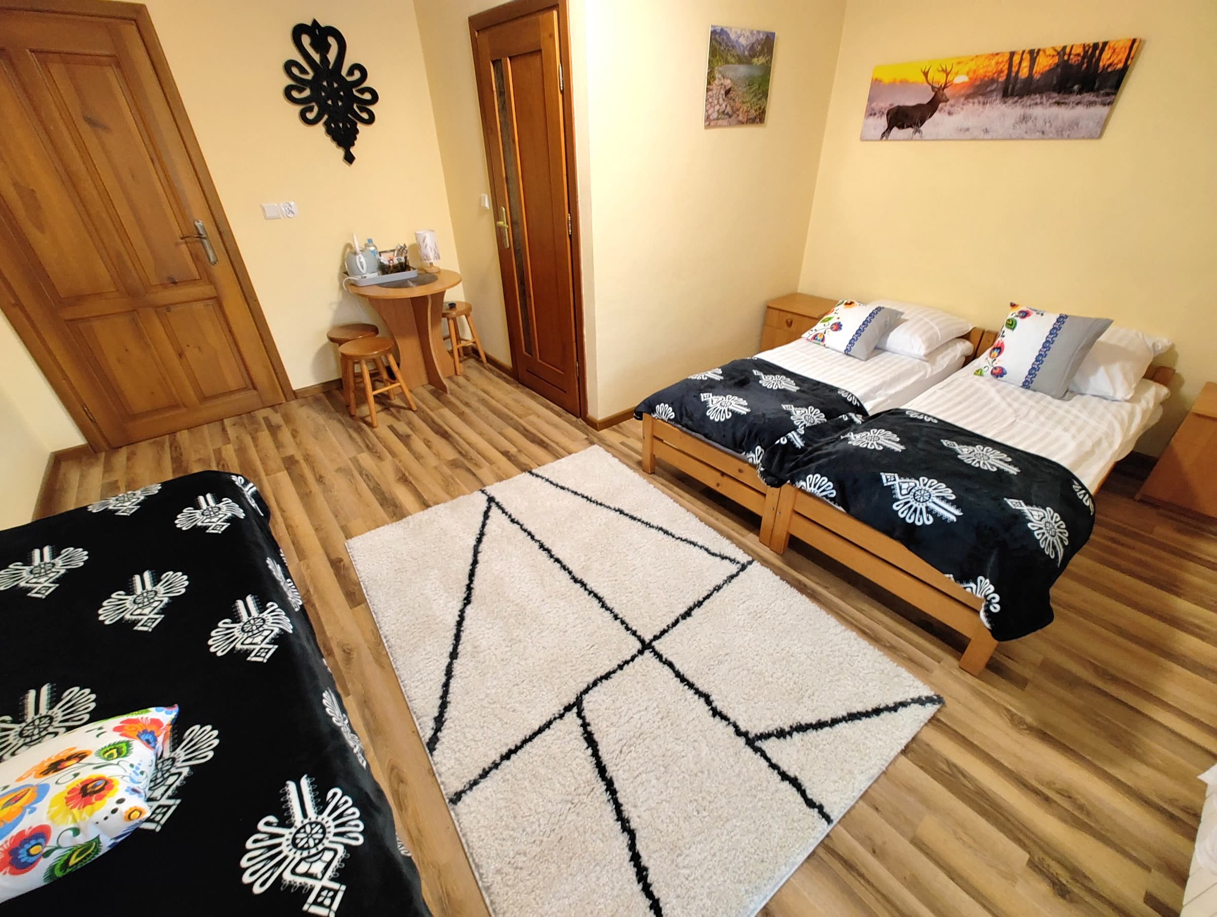 Pokój trzyosobowy nr 4 — dywan i przestrzeń między łóżkami