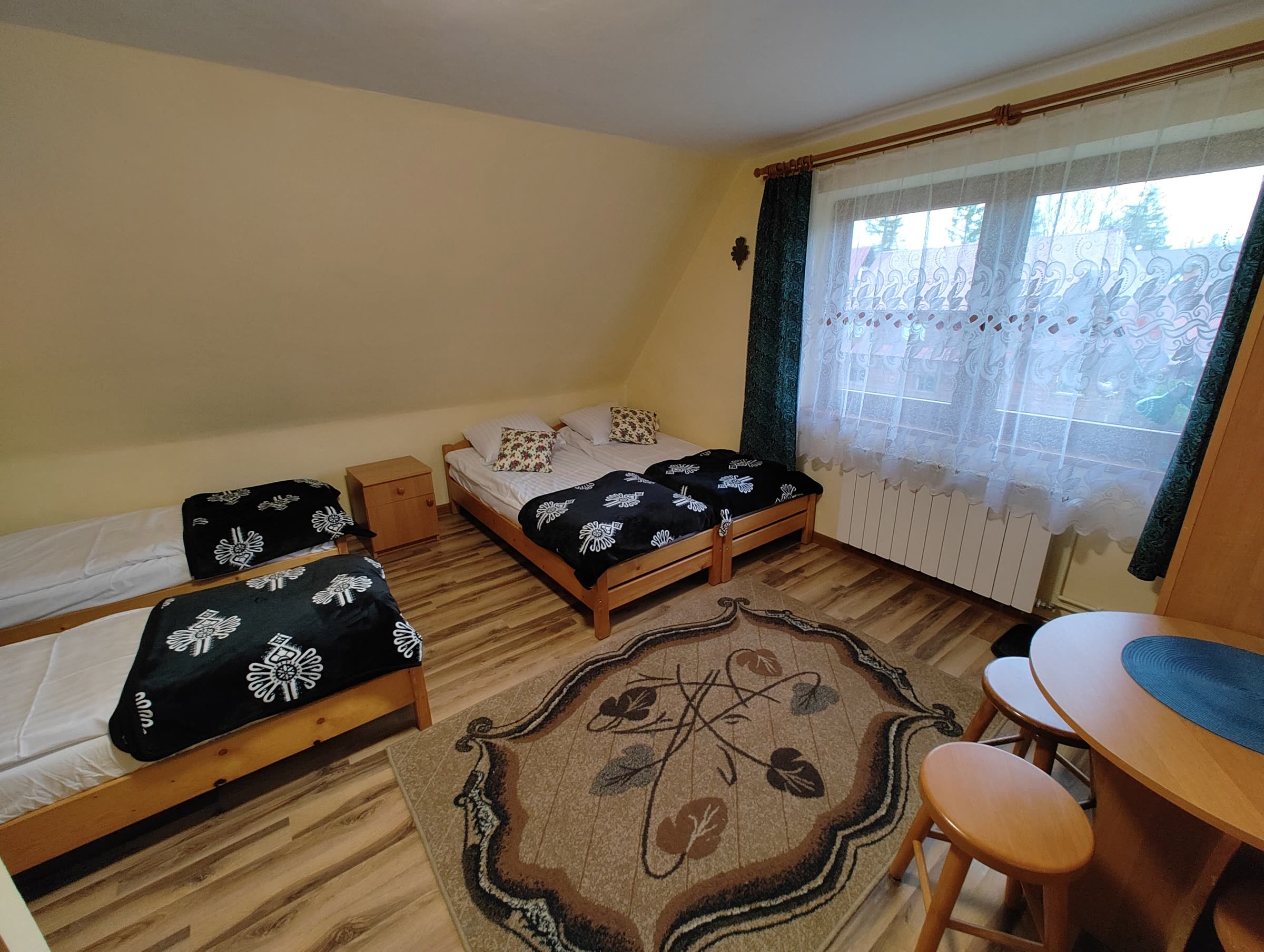 Pokój trzyosobowy nr 4 — pełny widok wnętrza