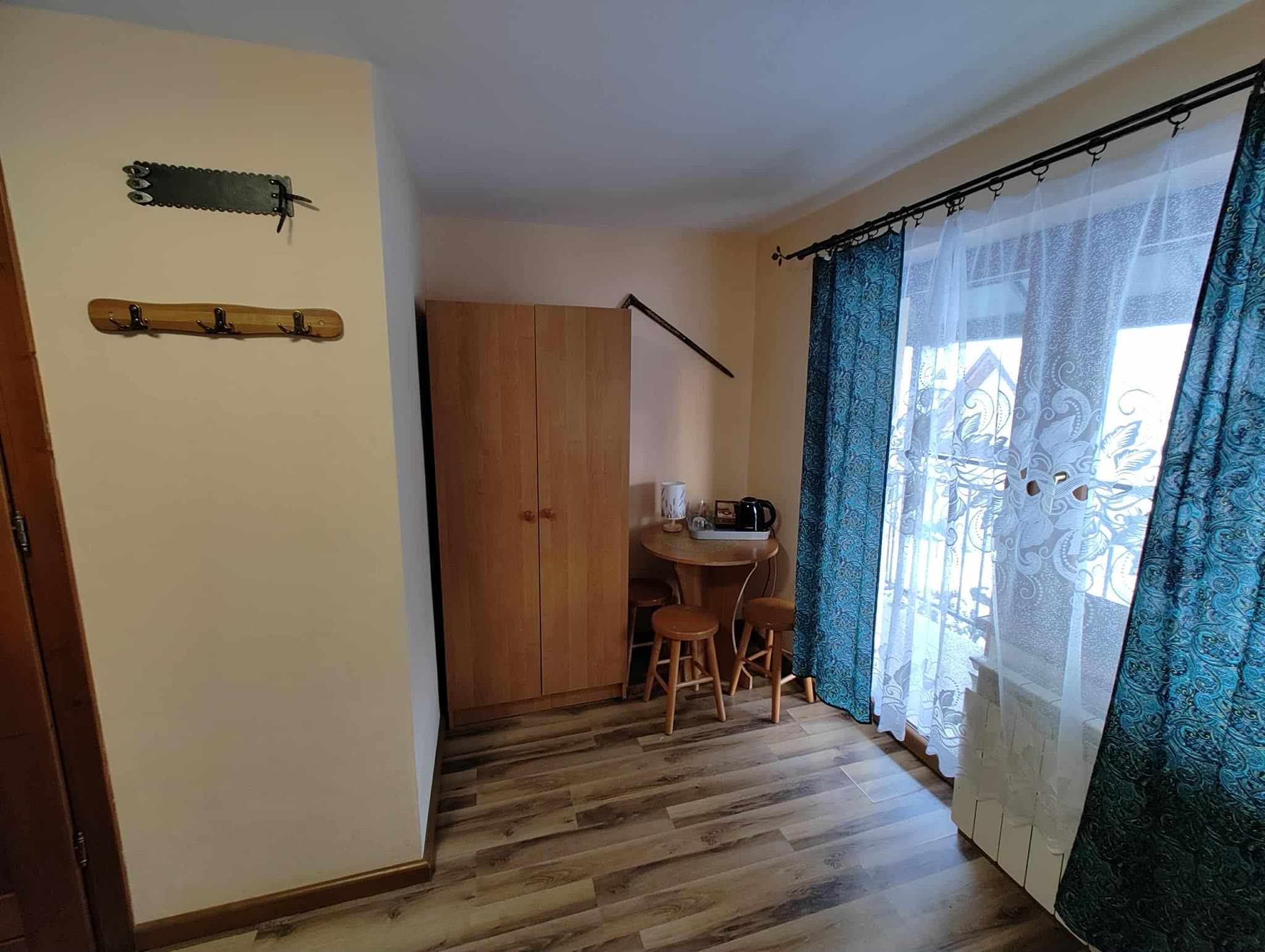 Pokój trzyosobowy nr 5 — szafa i wieszak przy wejściu