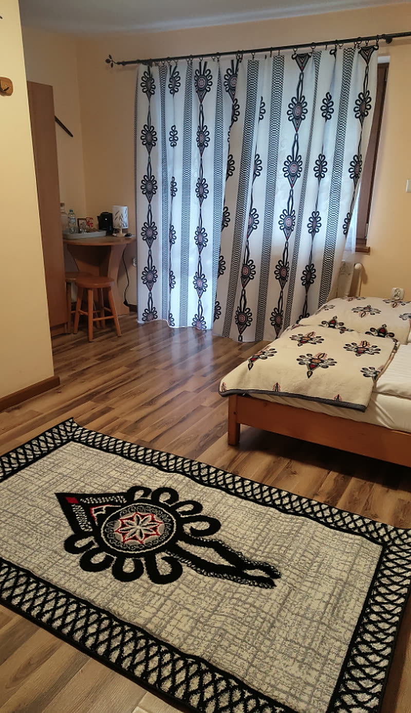 Pokój trzyosobowy nr 5 — trzy łóżka pojedyncze i wyjście na balkon