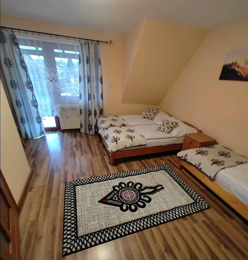 Pokój trzyosobowy nr 5 — widok w stronę okna balkonowego