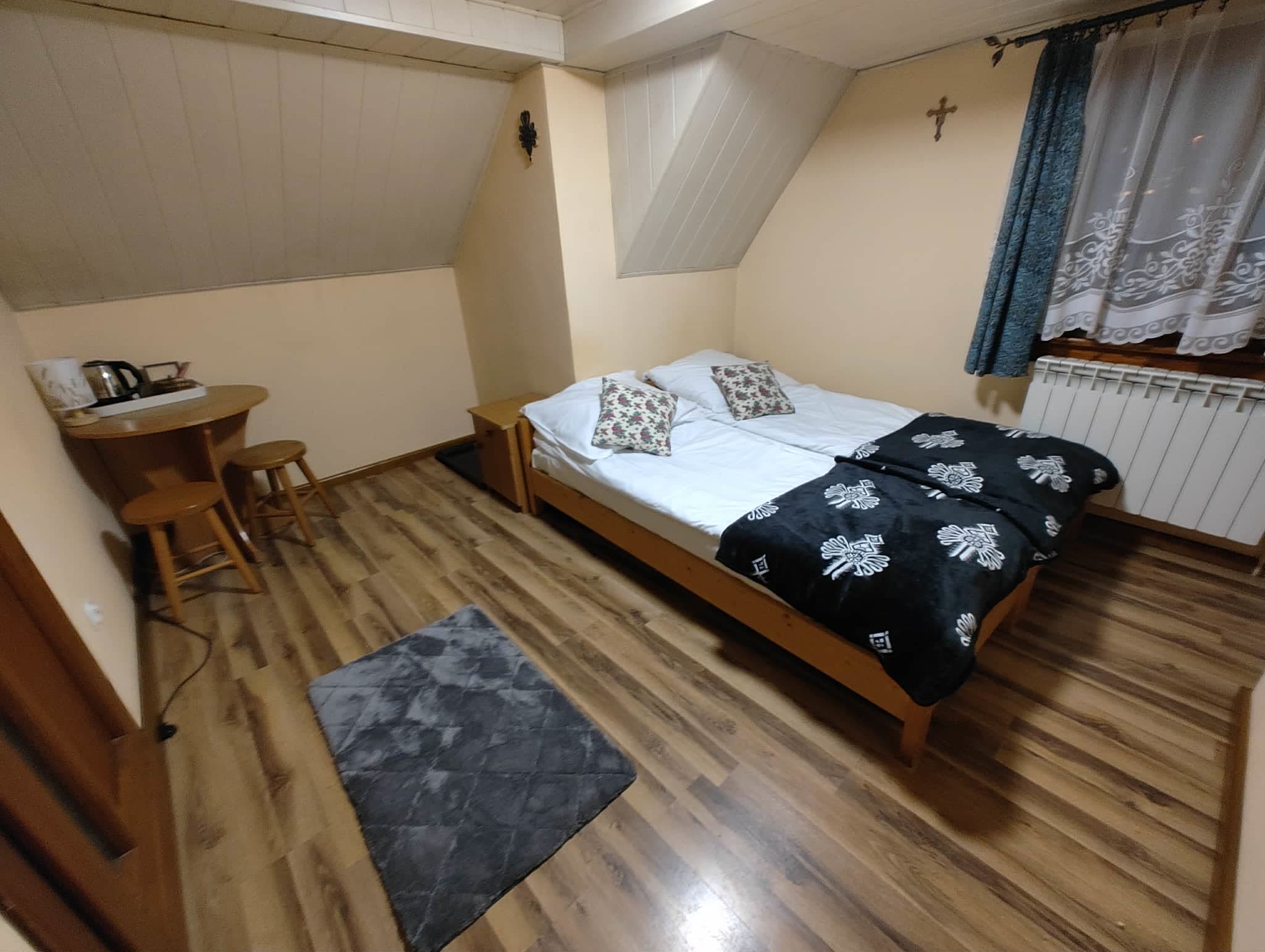 Pokój z szarym dywanem i wyjściem na balkon