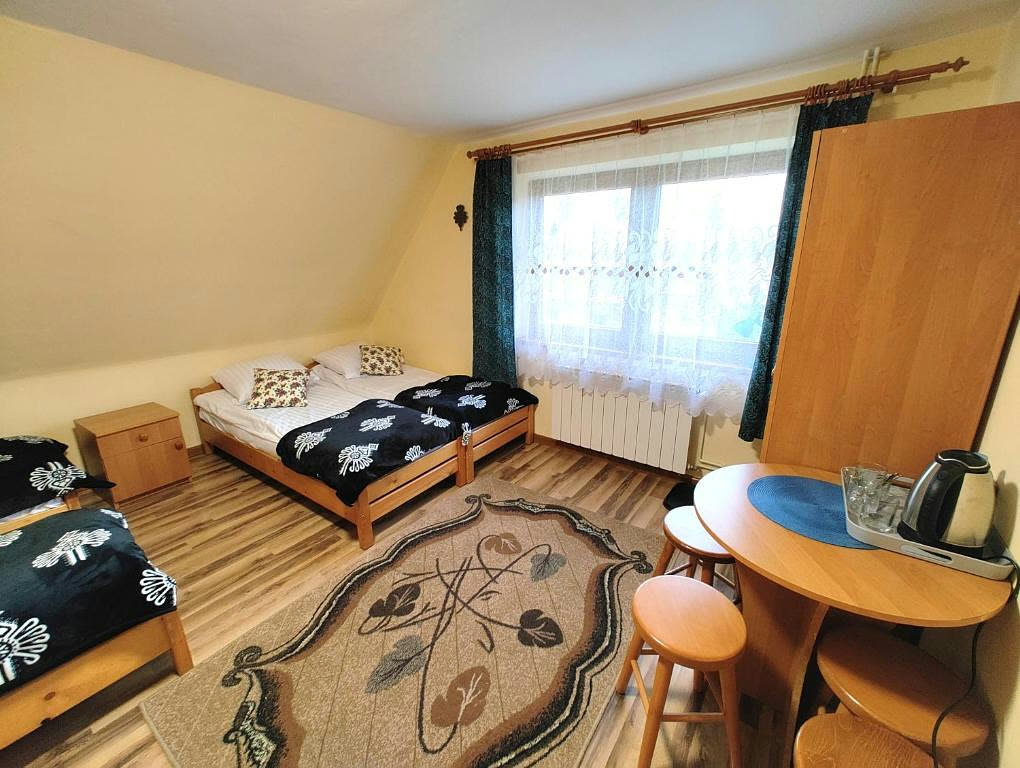 Pokój z dywanem, stolikiem i oknem