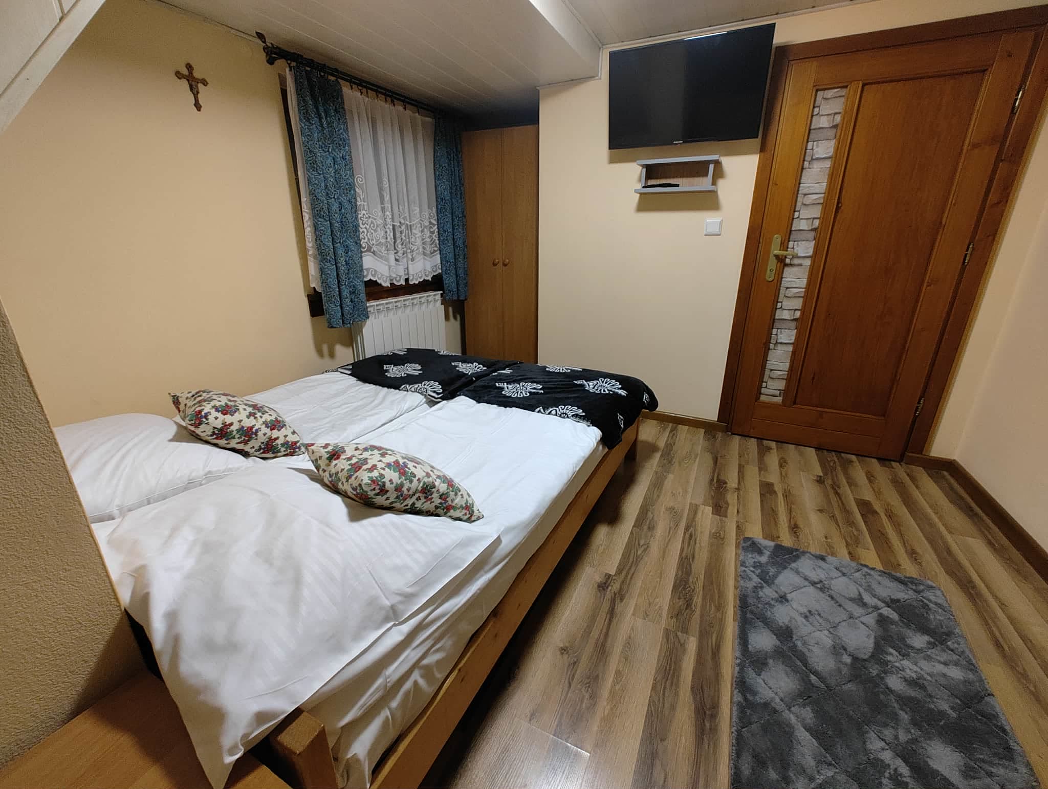 Pokój z telewizorem i drewnianymi drzwiami