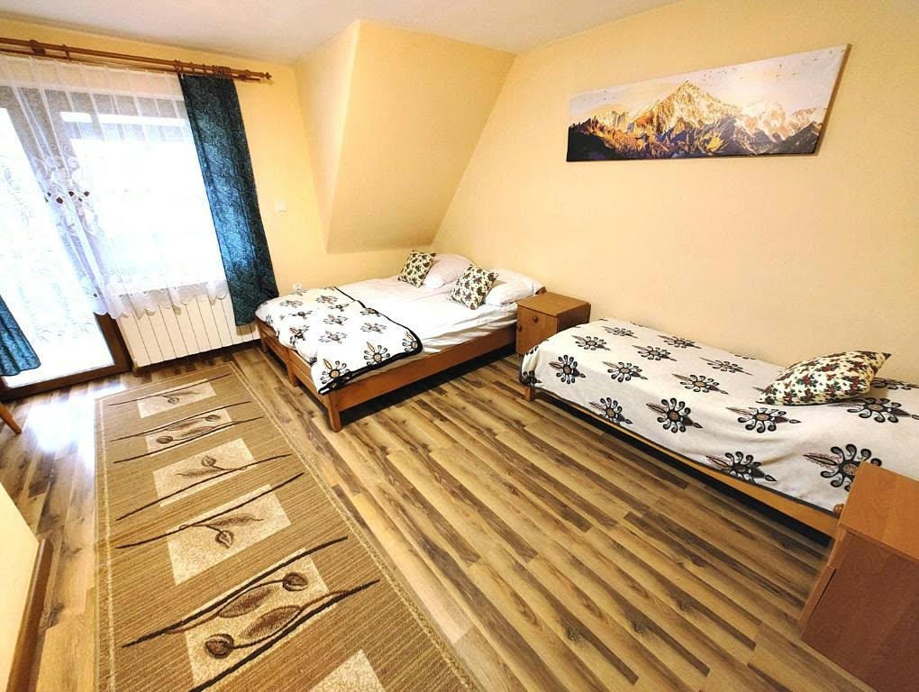 Pokój z obrazem gór nad łóżkami