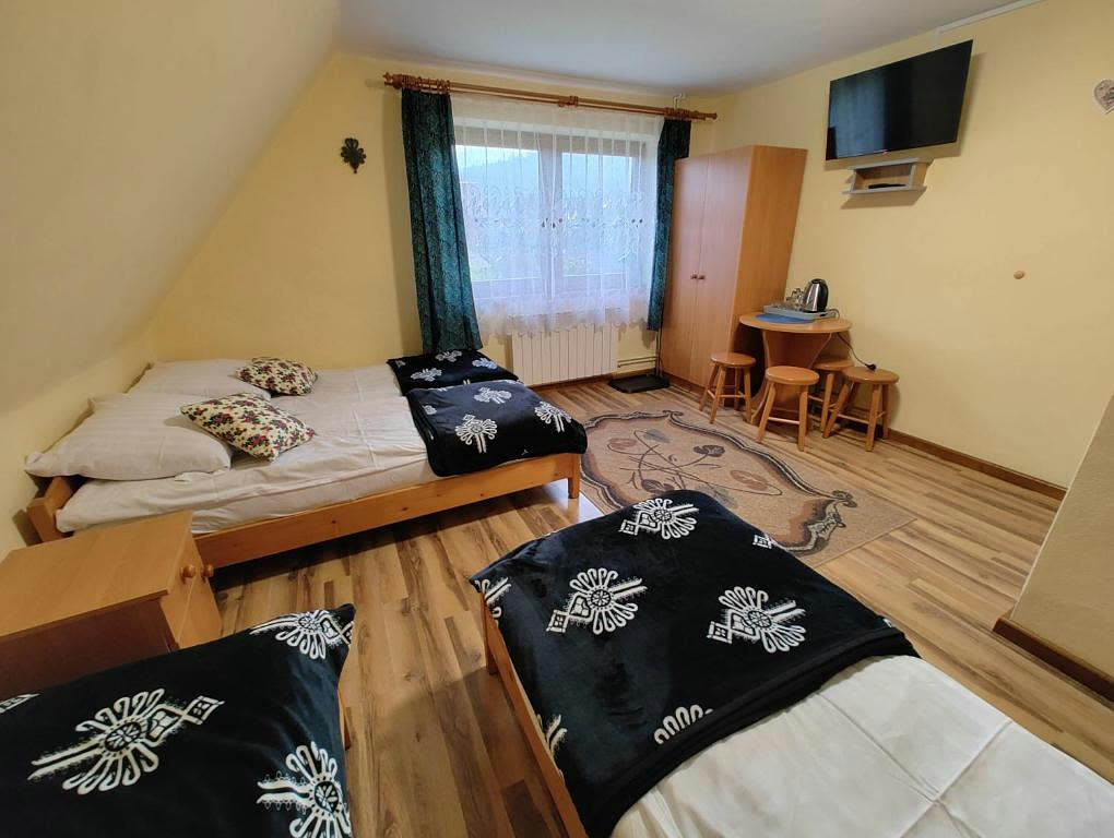 Pokój z telewizorem, szafą i miejscem do siedzenia