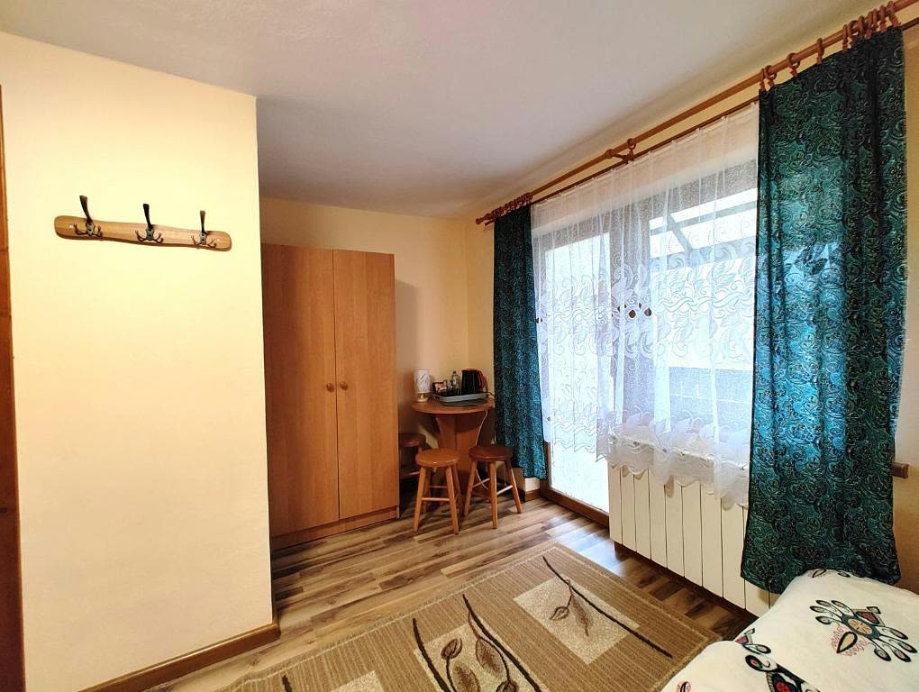 Wnętrze pokoju z wieszakiem i szafą przy wejściu