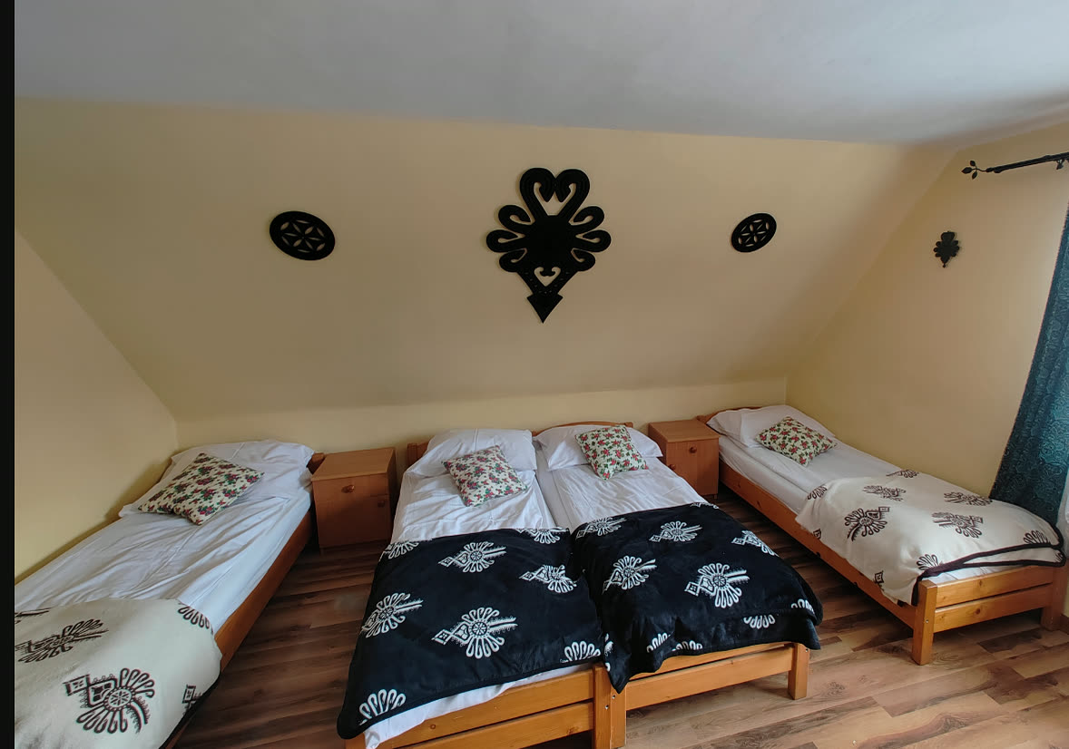 Pokój z zieloną zasłoną i wyjściem na balkon
